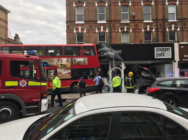 xe buyt dam sau vao nha cao tang o london khien nhieu nguoi bi thuong