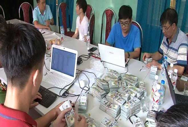 bat doi tuong van chuyen gan 1 trieu usd qua bien gioi