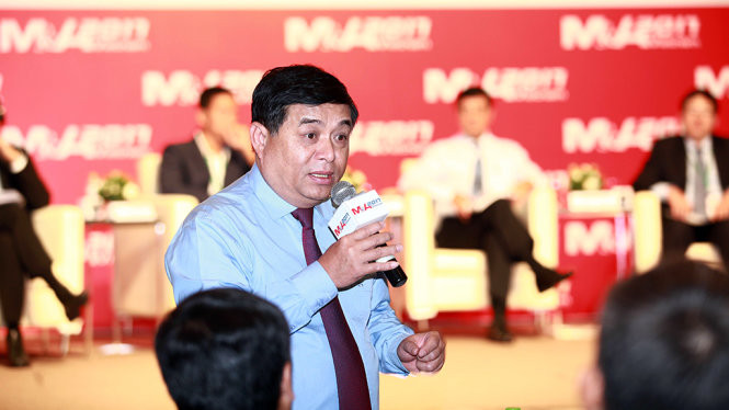 Bộ trưởng Bộ Kế hoạch - Đầu tư Nguyễn Chí Dũng đang trao đổi với các nhà đầu tư tại Diễn đàn M&A chiều 10-8 - Ảnh: NHƯ BÌNH dac khu se khong hoi dong nhan dan va co dac quyen casino