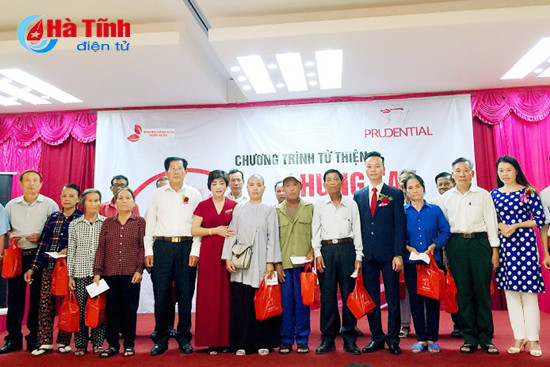 prudential trao 30 suat qua cho nan nhan chat doc da cam