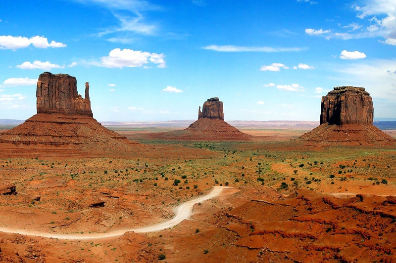 Thung lũng Monument Valley (Mỹ): Monument Valley nằm trên biên giới Arizona-Utah, được chọn làm bối cảnh của nhiều bộ phim, cả khoa học viễn tưởng và phim hành động. Màu sắc đỏ đậm của đất và các núi đá làm cho nơi này trở nên ấn tượng và kỳ diệu hơn trong mắt du khách khi thực sự đến thăm. Ảnh: Pietro Pecco/Youtube. nhung diem den ngoai doi dep hon tren phim