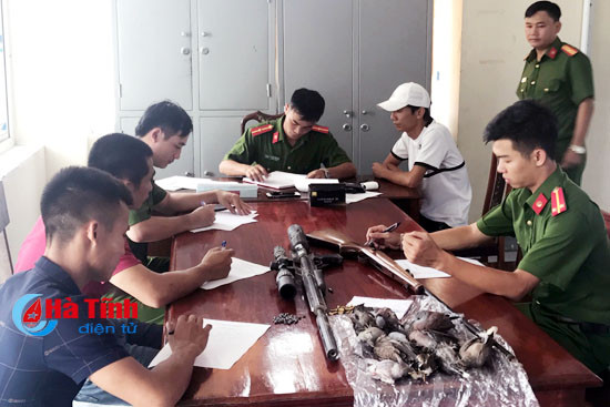 bat nhom thanh nien mang 2 khau sung gan tram trieu di ban chim