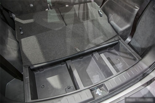 Khoang hành lý có hộc ngầm trong khi lốp dự phòng treo dưới gầm xe. mitsubishi xpander mpv moi ra mat dong nam a