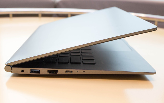 lg gram laptop nhe nhat the gioi gia 24 5 trieu dong