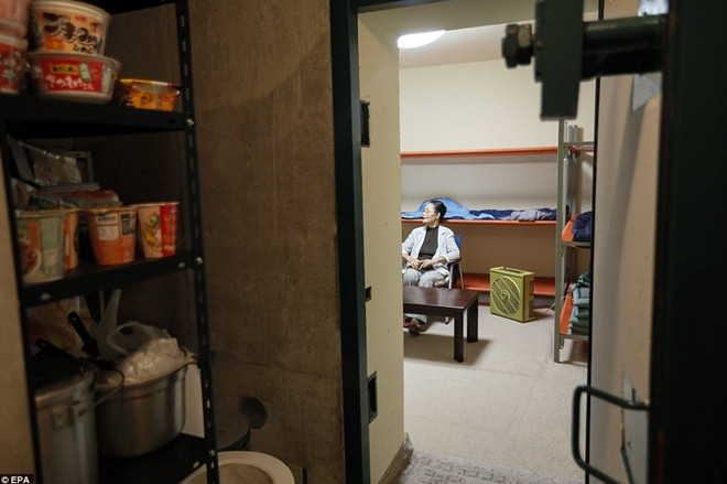 chum anh nguoi nhat do xo di xay ham tru an hat nhan