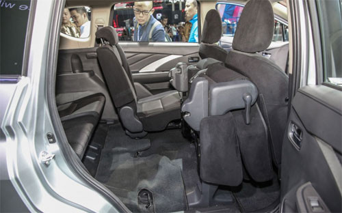 Hàng ghế giữa gập 2/3 để tạo lối vào phía sau. mitsubishi xpander mpv moi ra mat dong nam a