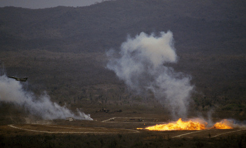 Bom napalm trong cuộc tập trận Mỹ - Ecuador năm 1985. Ảnh: Wikipedia. 5 vu khi giet nguoi bi cam su dung trong chien tranh