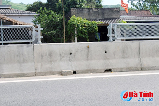 bi xe khach dam tu vong khi treo qua dai phan cach quoc lo