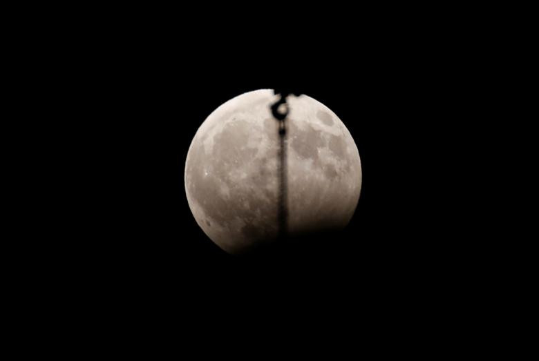 ngam nguyet thuc mot phan khap noi tren the gioi