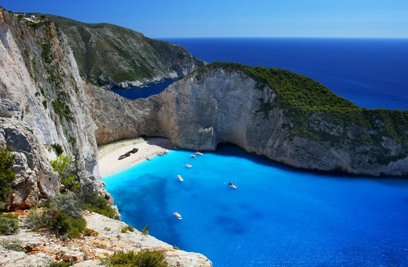 Bãi Tàu Đắm (Navagio – Hy Lạp): Bãi biển Navagio nằm trên đảo Zakynthos, biển Ionian ở phía tây Hy Lạp. Đây là một trong nhiều điểm đến hấp dẫn nhất của Hy Lạp, và rất khó để diễn tả được vẻ đẹp của nó. Ảnh: Askbeach. nhung diem den ngoai doi dep hon tren phim