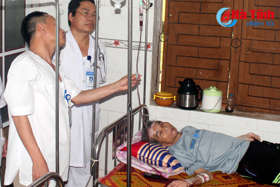 pho bi thu doan xa va nhan vien y te cung hien mau cuu cu ong 79 tuoi