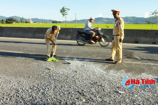 csgt cam xuyen thu don da dam tren ql 1a giua troi nang nong