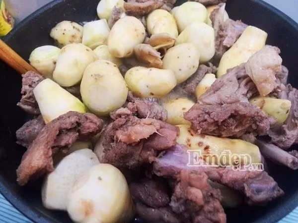 doi vi cuoi tuan voi canh vit om khoai so dan da ma cuc ngon