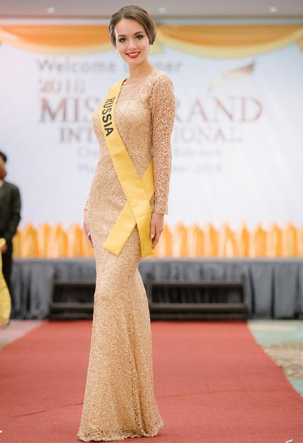 Á hậu người Hà Tĩnh diện váy xẻ ở tiệc chào mừng Miss Grand International