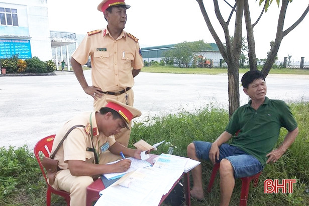 2 ngày ra quân, buộc hạ tải hàng loạt xe vi phạm