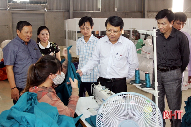 Phó Chủ tịch UBND tỉnh Dương Tất Thắng chúc mừng các doanh nghiệp ở Kỳ Anh