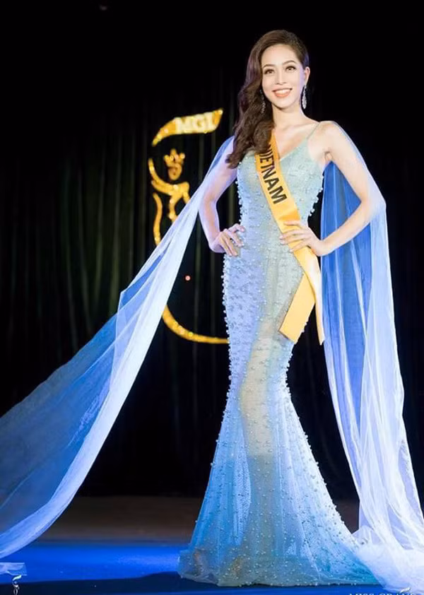 Á hậu người Hà Tĩnh diện váy xẻ ở tiệc chào mừng Miss Grand International
