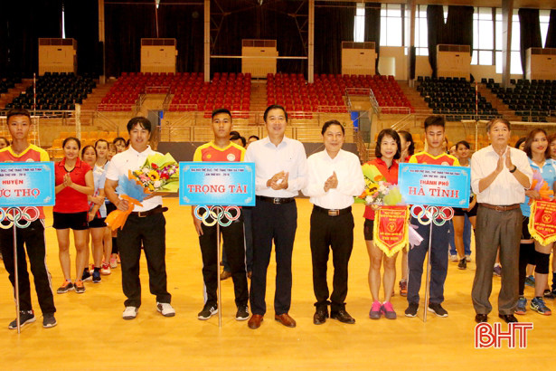 Khai mạc Giải Bóng chuyền nữ Đại hội TDTT toàn tỉnh lần thứ VIII