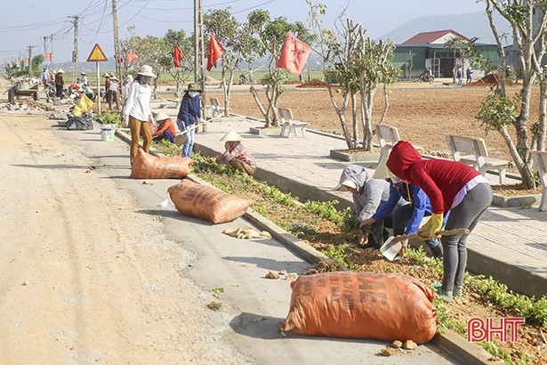 Gần 200 hội viên phụ nữ giúp người dân Gia Hanh xây dựng nông thôn mới