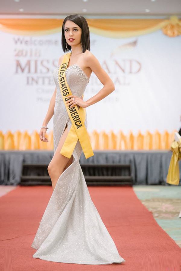 Á hậu người Hà Tĩnh diện váy xẻ ở tiệc chào mừng Miss Grand International