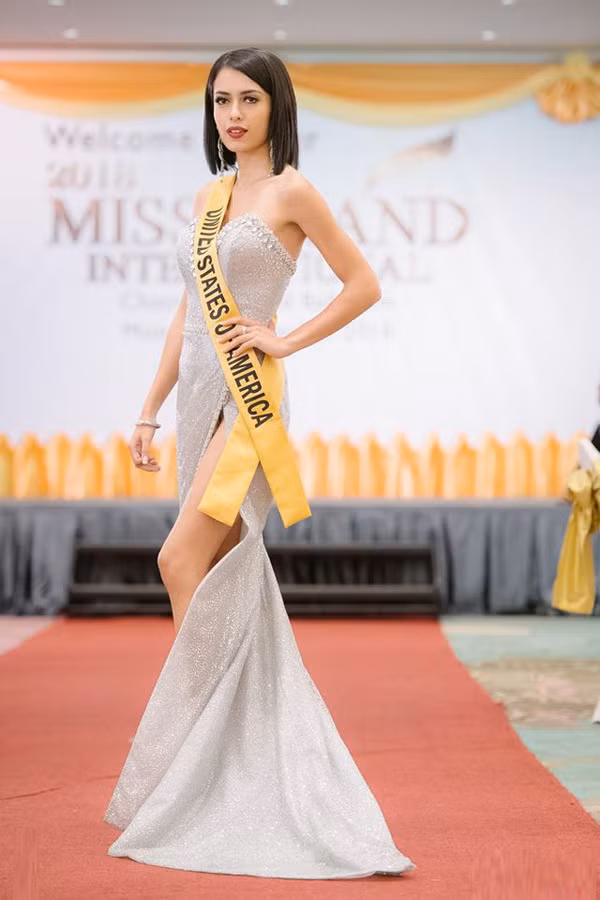 Á hậu người Hà Tĩnh diện váy xẻ ở tiệc chào mừng Miss Grand International