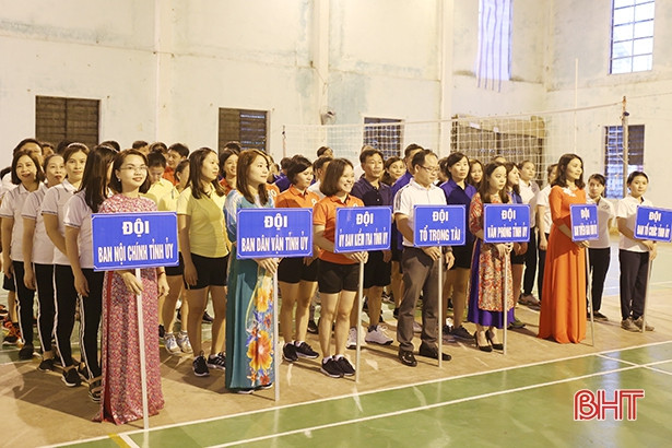 Tranh tài bóng chuyền hơi mừng kỷ niệm ngày truyền thống các ban Đảng