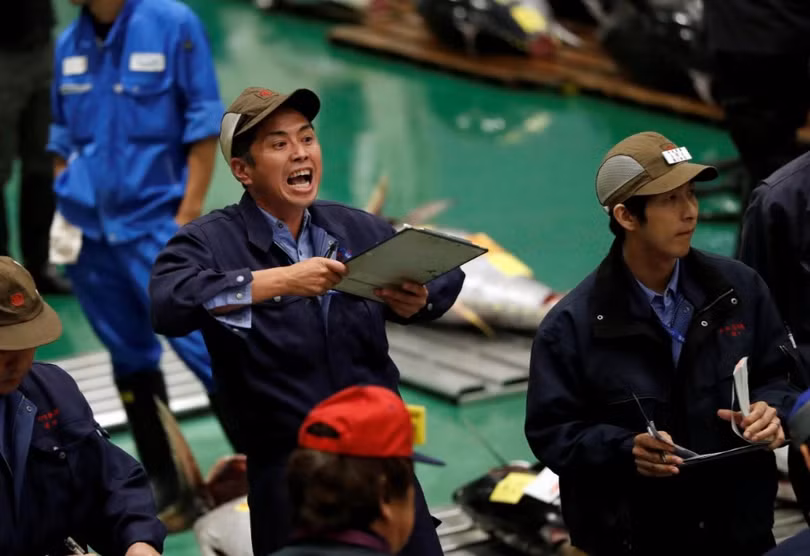 Chợ cá lớn nhất thế giới tổ chức phiên đấu giá đầu tiên tại địa điểm mới