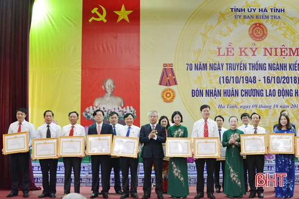 Ủy ban Kiểm tra Tỉnh ủy Hà Tĩnh đón nhận Huân chương Lao động hạng Nhất