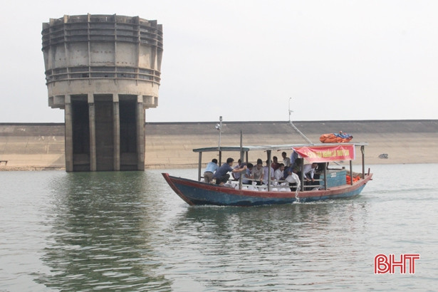 Thả hơn 1 tấn cá giống tái tạo nguồn lợi thủy sản hồ Kẻ Gỗ