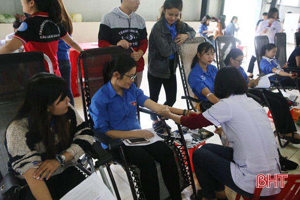 “Ngày hội tình nguyện 2018” tại Đại học Hà Tĩnh thu về 221 đơn vị máu