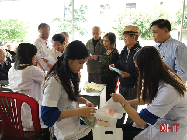 CLB Thầy thuốc trẻ TP. Hà Tĩnh khám, cấp thuốc miễn phí cho người cao tuổi