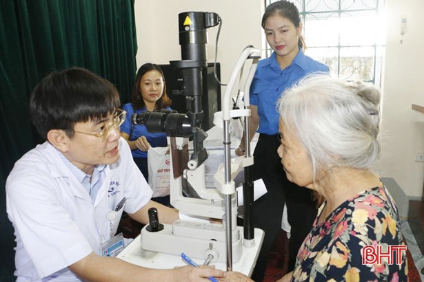 Khám mắt cho gần 100 người có công với cách mạng, người già neo đơn