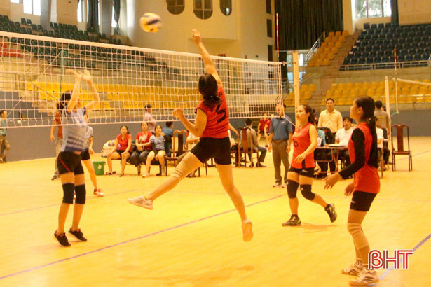 Khai mạc Giải Bóng chuyền nữ Đại hội TDTT toàn tỉnh lần thứ VIII