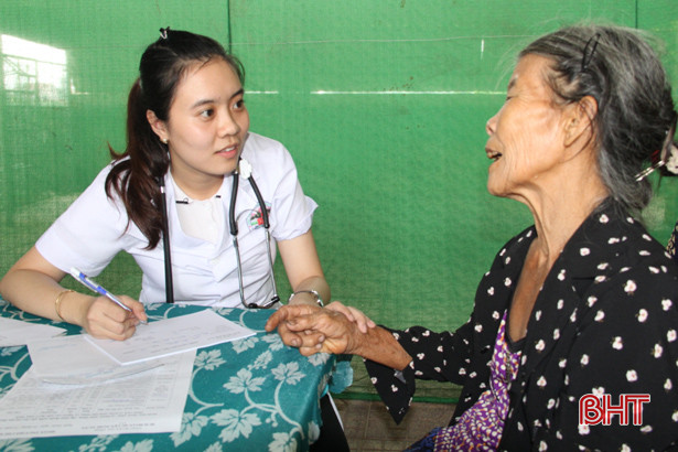 100 người cao tuổi ở Nghi Xuân được khám bệnh miễn phí