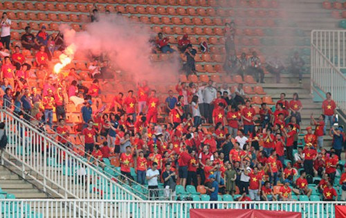 VFF bị phạt gần 300 triệu đồng vì CĐV đốt phát sáng tại ASIAD 2018
