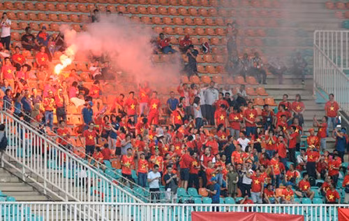 VFF bị phạt gần 300 triệu đồng vì CĐV đốt phát sáng tại ASIAD 2018