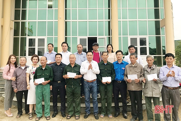 Hội Doanh nhân trẻ Hà Tĩnh tặng quà nạn nhân chất độc da cam