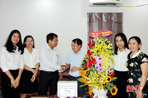 Phó Chủ tịch UBND tỉnh Dương Tất Thắng chúc mừng các doanh nghiệp ở Kỳ Anh