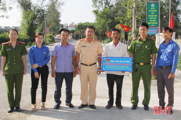 Chung tay “thắp sáng làng quê” ven biển Hà Tĩnh
