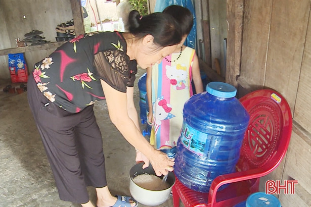 Giếng bốc mùi hôi tanh, người dân lo mua nước lọc về dùng