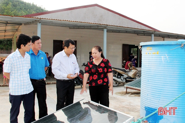 Phó Chủ tịch UBND tỉnh Dương Tất Thắng chúc mừng các doanh nghiệp ở Kỳ Anh