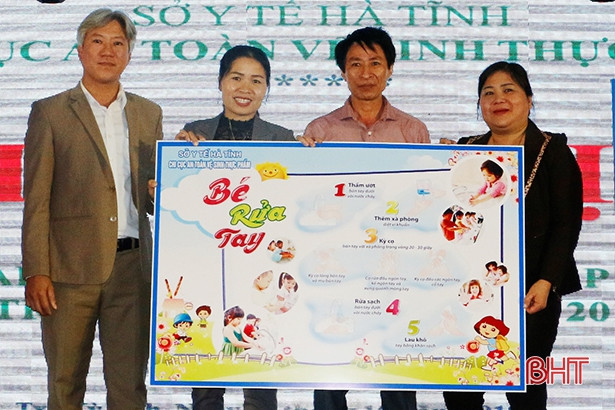 Xây dựng mô hình điểm bếp ăn tập thể tại 10 trường mầm non