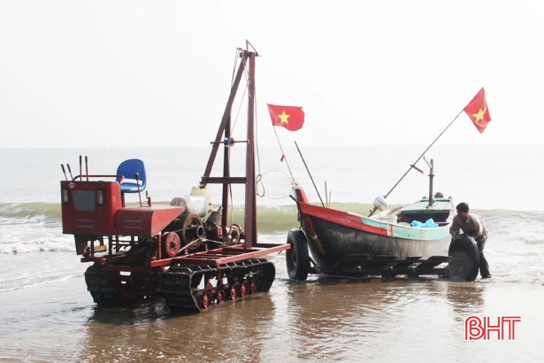 Ngư dân Xuân Yên “sáng chế” máy kéo tàu thuyền, mỗi ngày kiếm nửa triệu