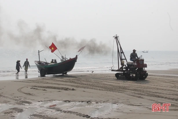Ngư dân Xuân Yên “sáng chế” máy kéo tàu thuyền, mỗi ngày kiếm nửa triệu