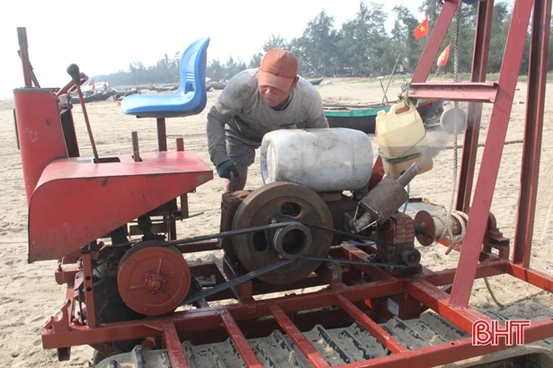 Ngư dân Xuân Yên “sáng chế” máy kéo tàu thuyền, mỗi ngày kiếm nửa triệu