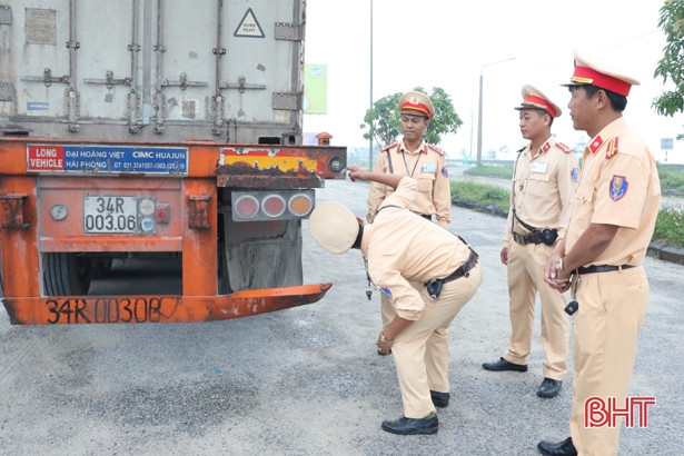 Phát hiện ma túy ở... sau đuôi rơ moóc !