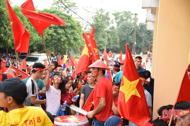 Play-off Nam Định vs Hà Nội B: CĐV Hà Tĩnh “đổ bộ” sân Vinh