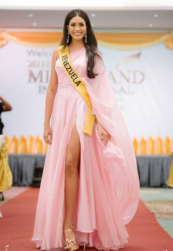 Á hậu người Hà Tĩnh diện váy xẻ ở tiệc chào mừng Miss Grand International