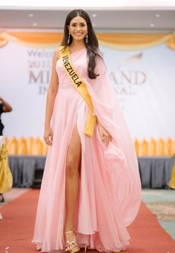 Á hậu người Hà Tĩnh diện váy xẻ ở tiệc chào mừng Miss Grand International