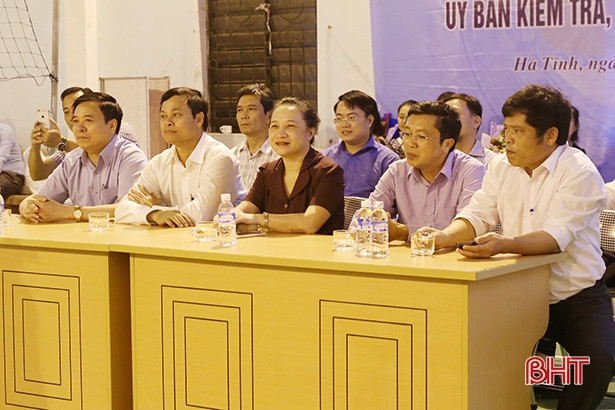 Tranh tài bóng chuyền hơi mừng kỷ niệm ngày truyền thống các ban Đảng